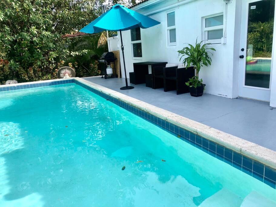 Miami Shores House With Pool, 10 Mins Drive To The Beach!ヴィラ エクステリア 写真